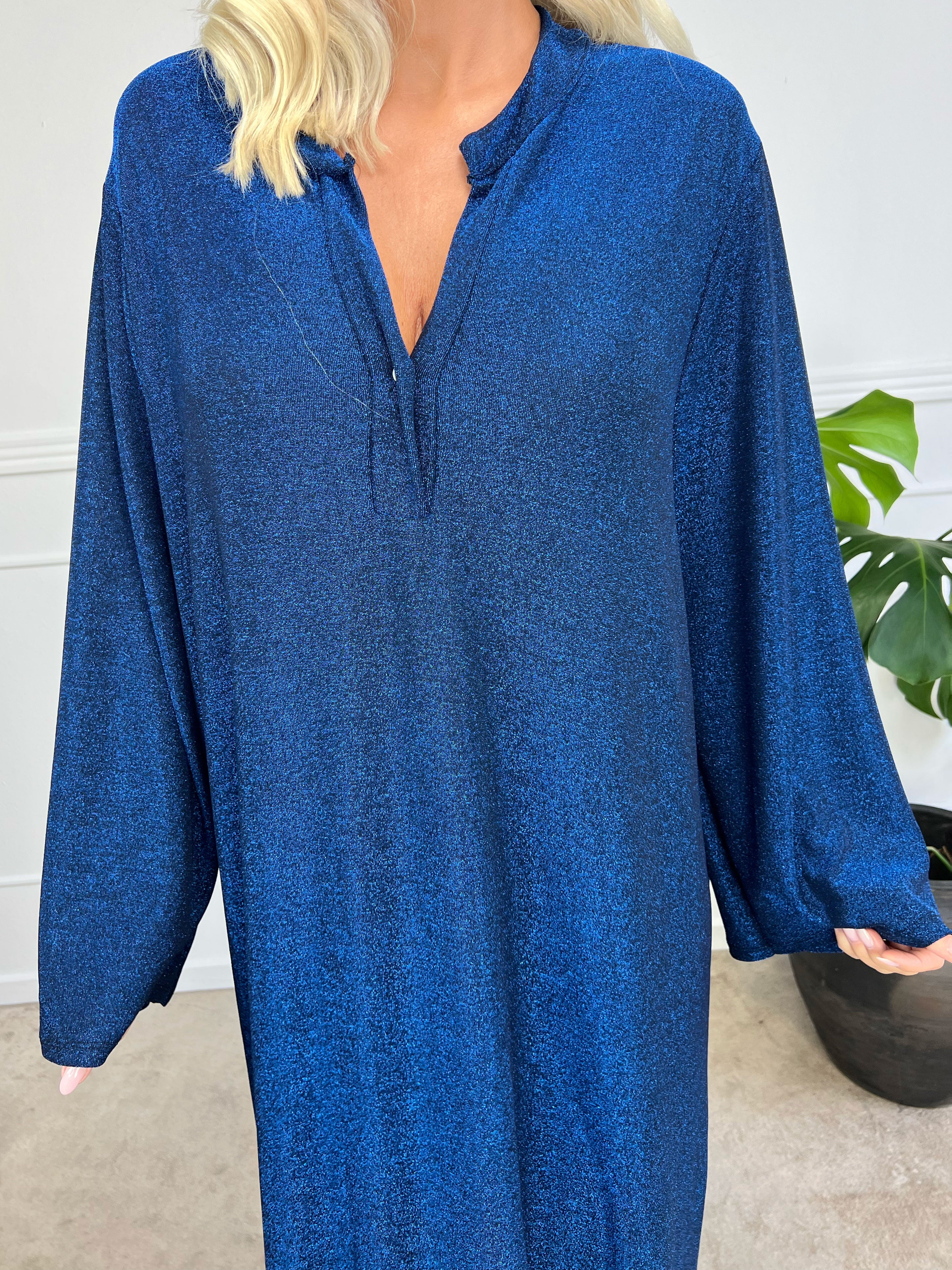 Damaris - Lang kjole i løs pasform med glimmertråde